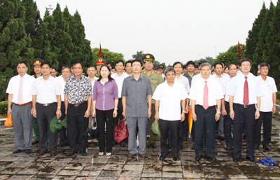 Hưng Yên Dâng hương tưởng niệm Chủ tịch Hồ Chí Minh và các anh hùng liệt sỹ